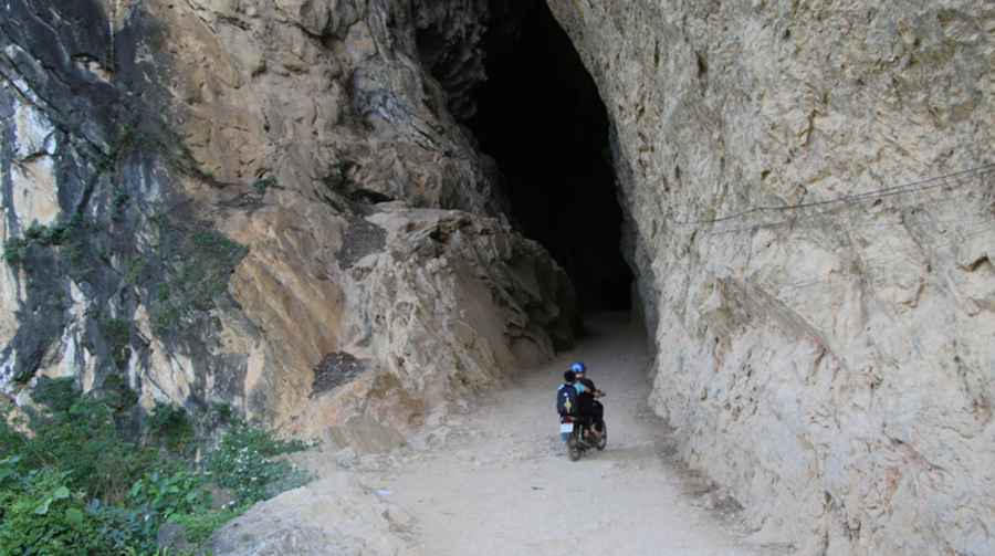 Hang Ban Tham Cave