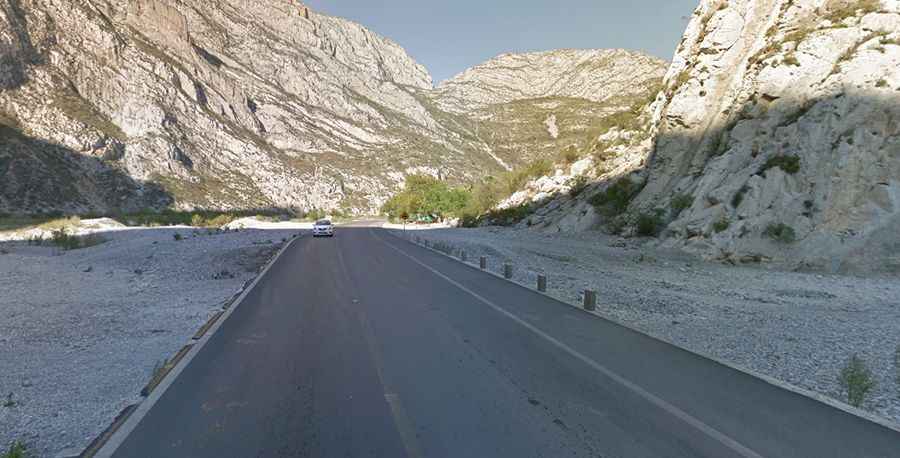 La Huasteca canyon road