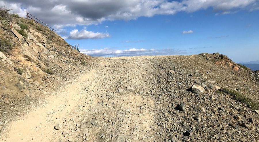 A steep unpaved road to Hull Mountain in California