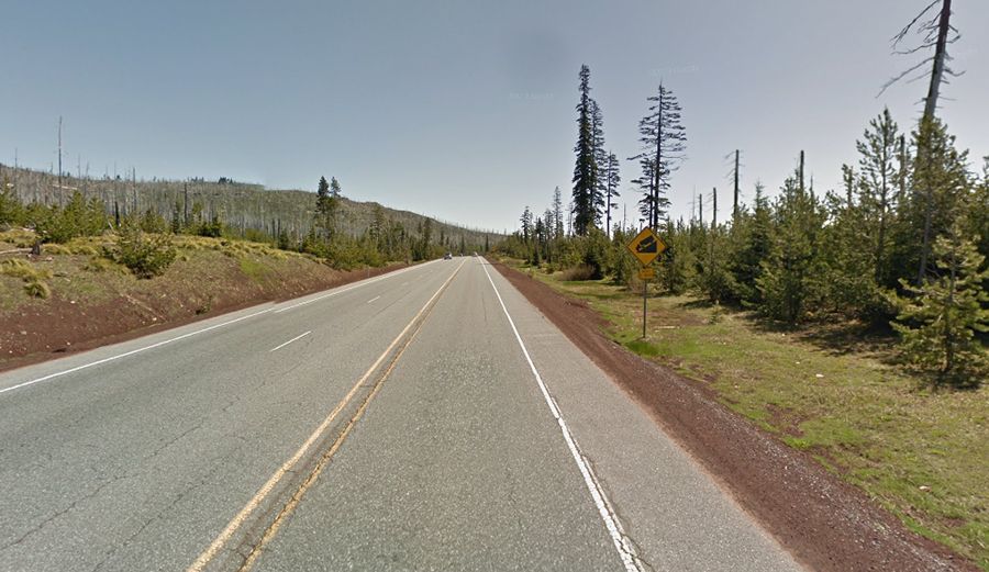 A scenic paved road to Santiam Pass in central Oregon